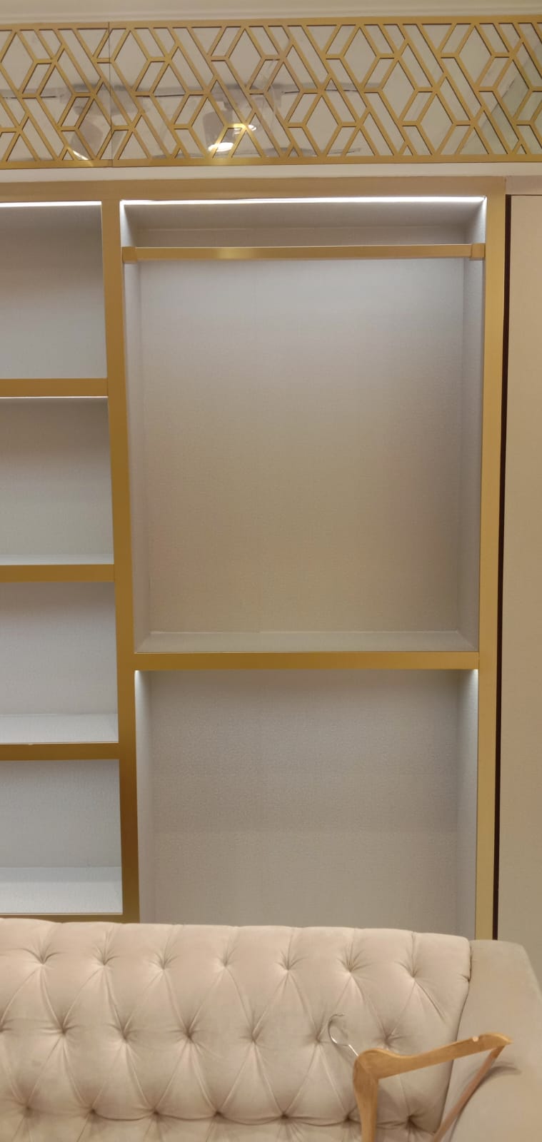 Illuminated Display Wall & Boutique Mirrors